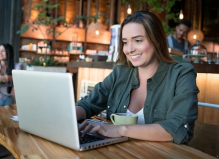 Cliente usando a plataforma contábil da Contabilidade.com no notebook