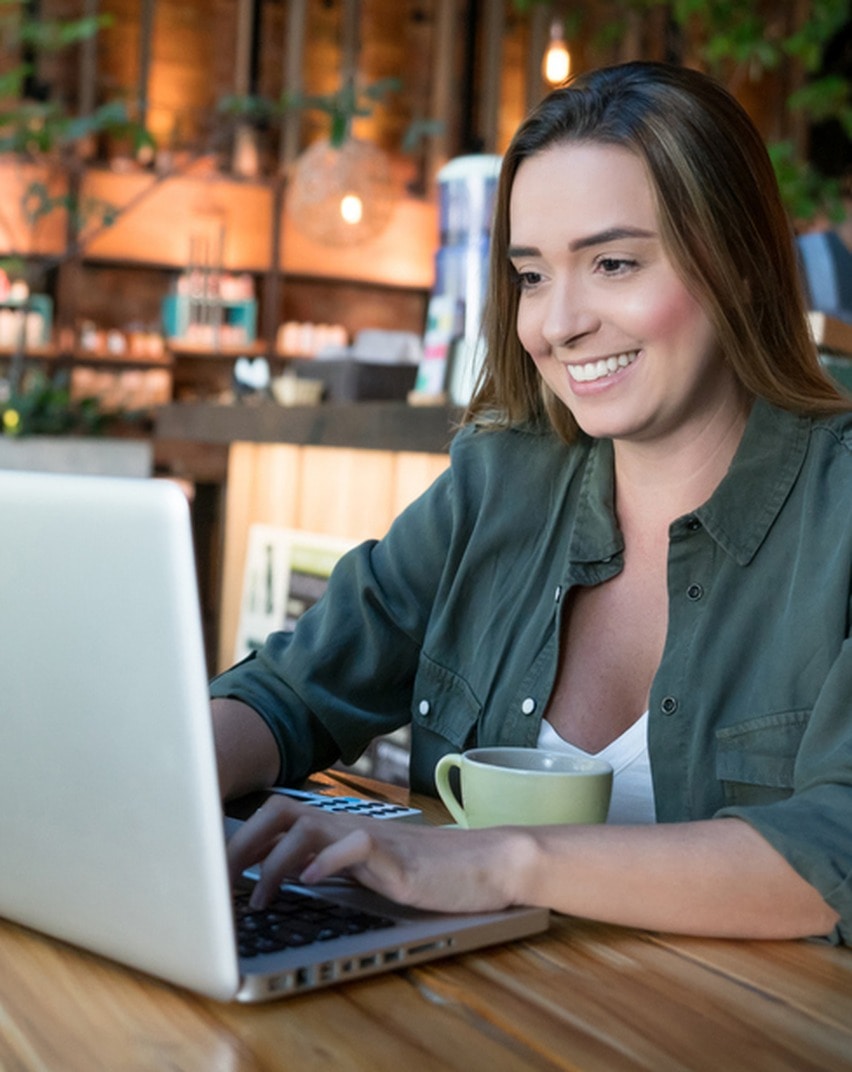 Empreendedora trabalhando no notebook em um café