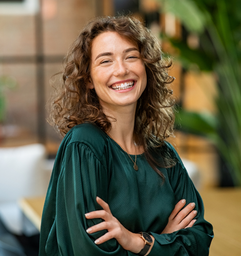 Mulher sorrindo ao simular os impostos da sua empresa