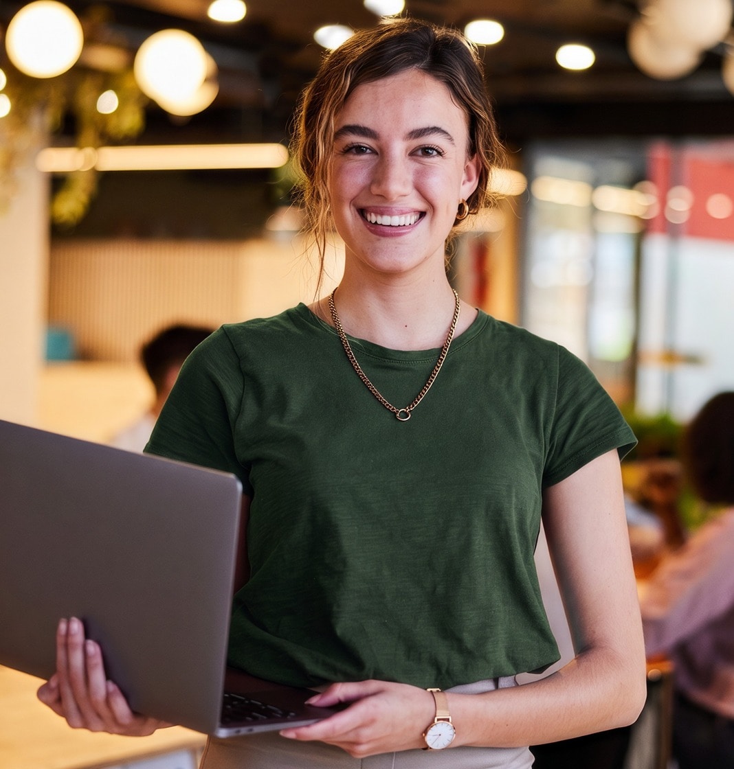 Cliente sorrindo com notebook, atendida pelo Conta Comigo da Contabilidade.com