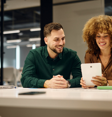 Casal consultando informações de uma empresa em um tablet